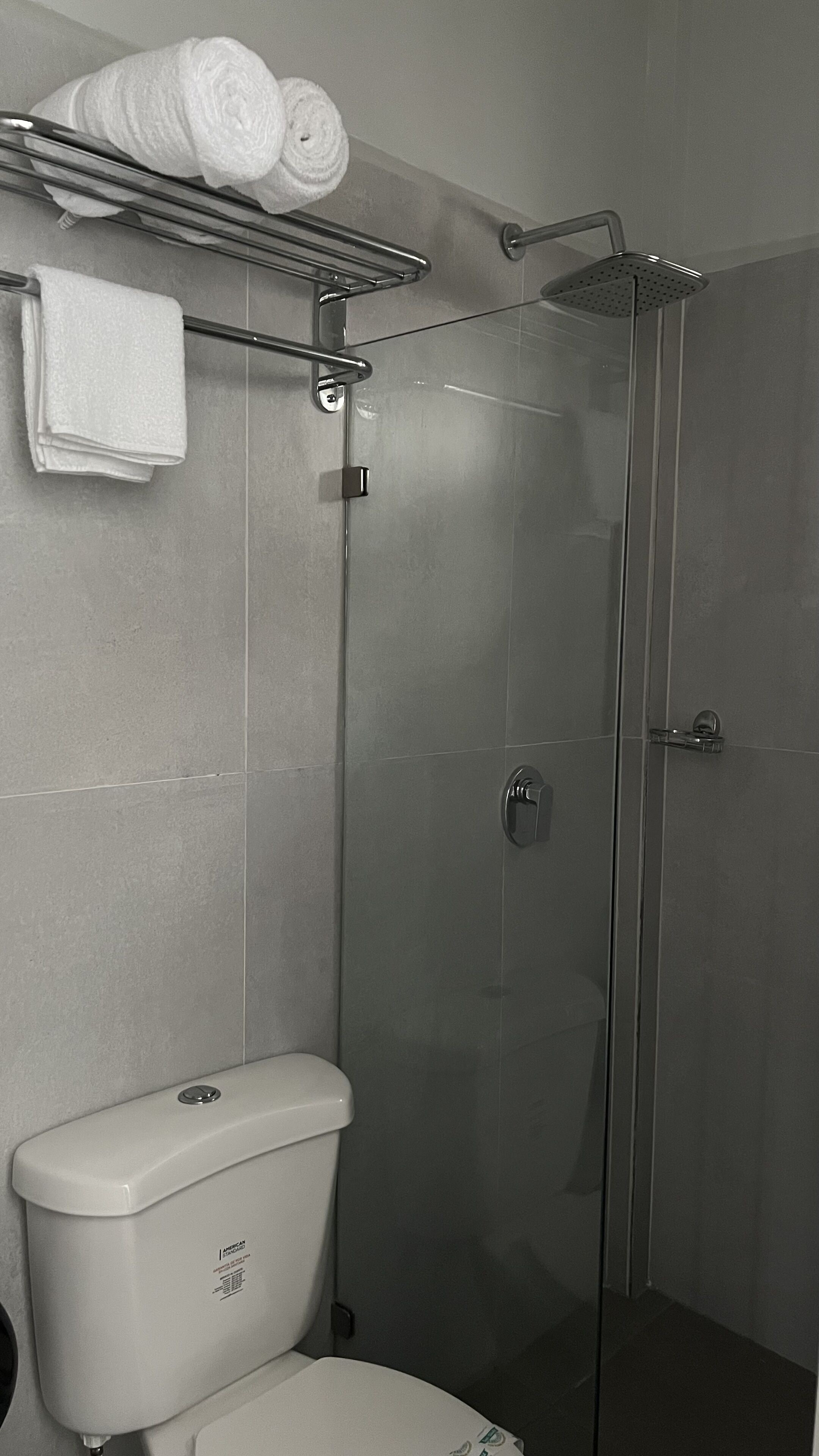 Douche, serviettes fournies, savon, shampoing