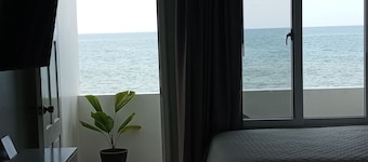 Top floor stylish Queen room, balcony with great Caribbean view. Parking,Netflix