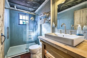 Douche, sèche-cheveux, serviettes fournies, savon
