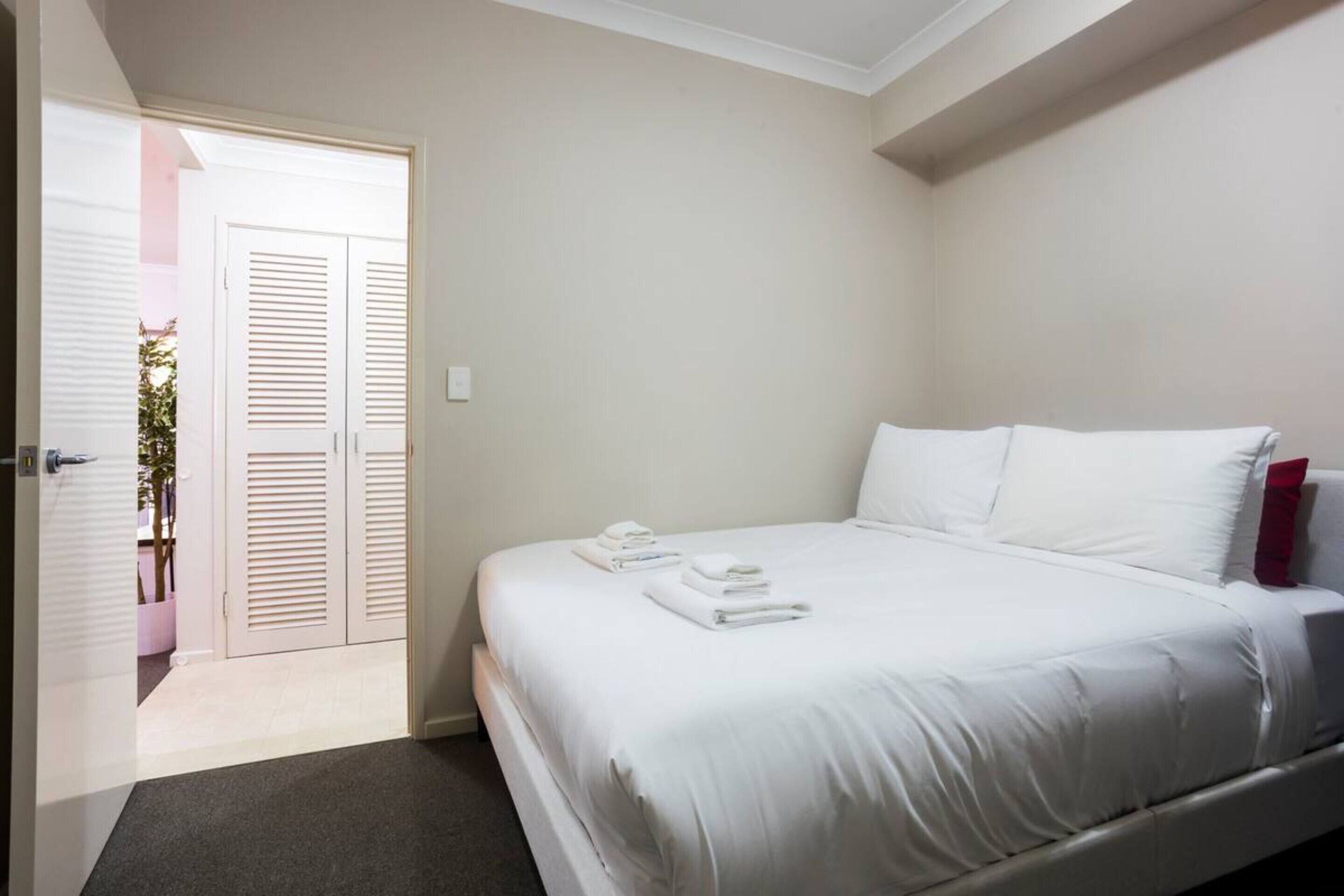 Pet Friendly 2BR APT with Balcony in East Vic Park