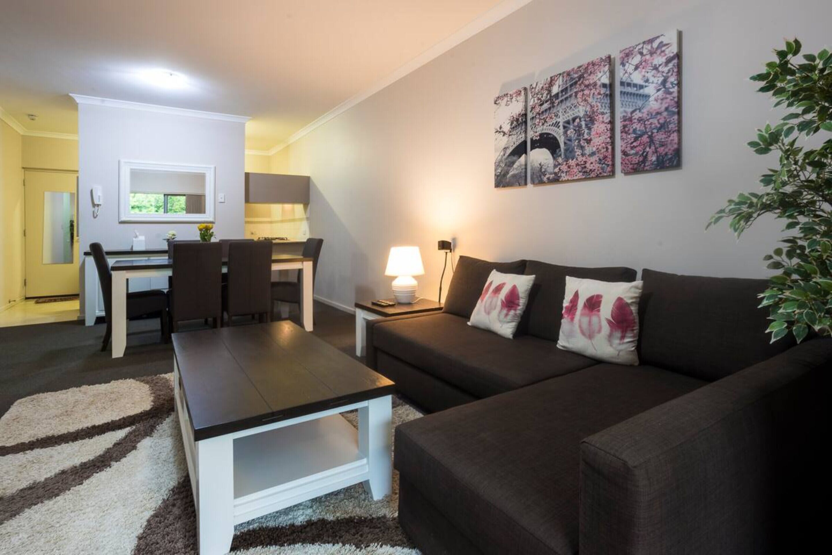 Pet Friendly 2BR APT with Balcony in East Vic Park