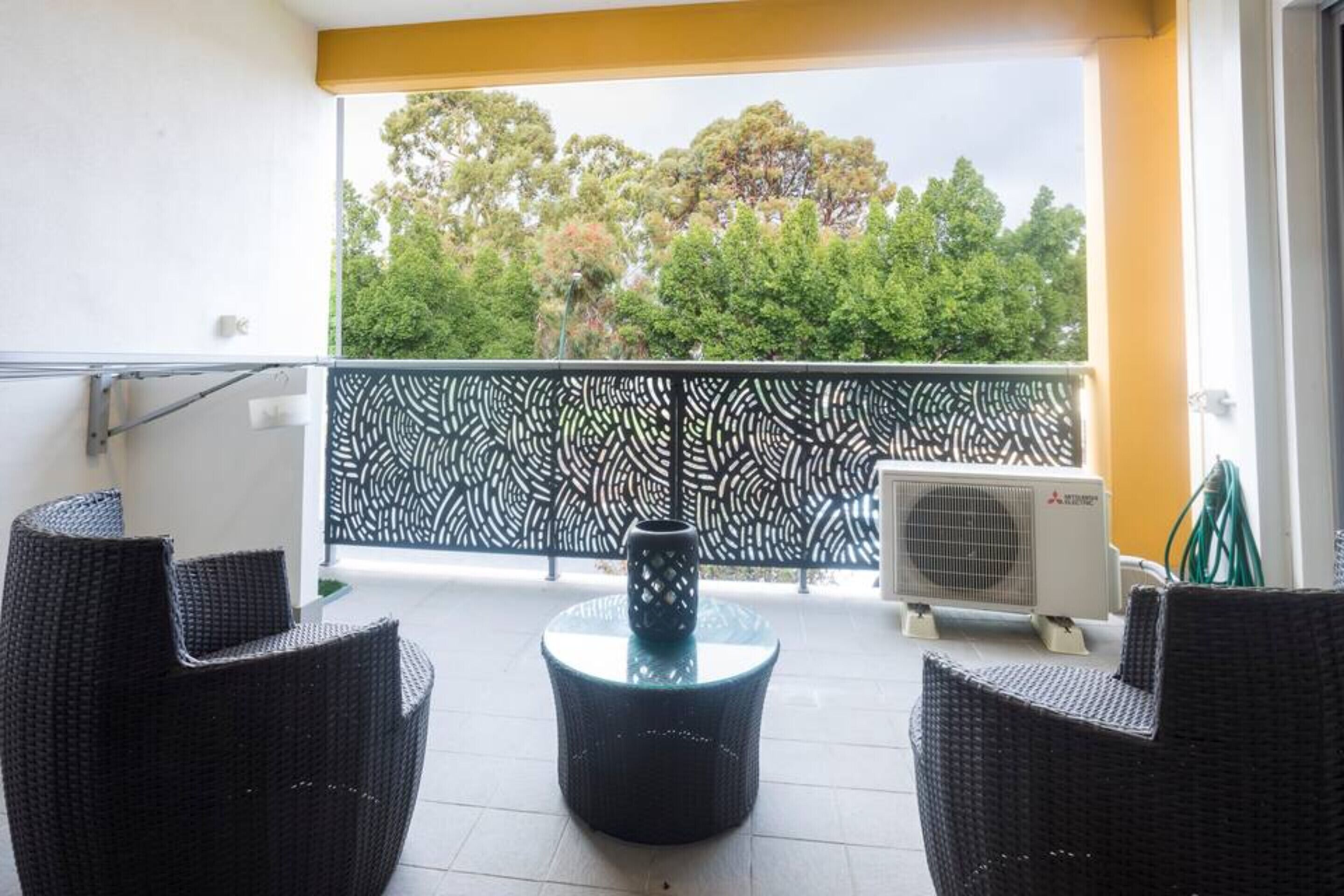 Pet Friendly 2BR APT with Balcony in East Vic Park