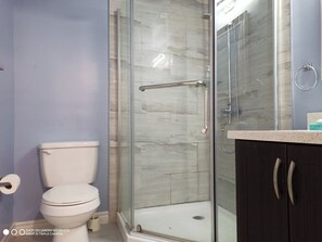 Douche, serviettes fournies, savon, papier de toilette