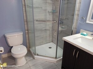 Douche, serviettes fournies, savon, papier de toilette