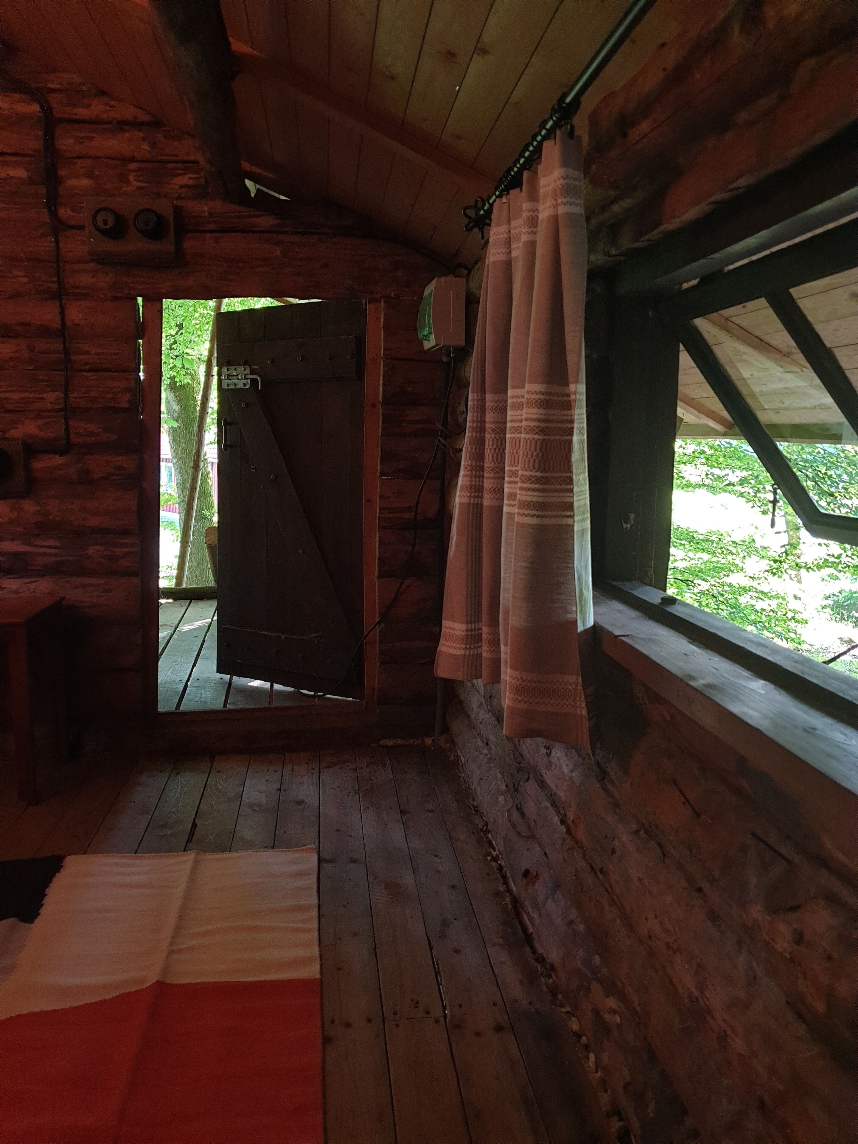 بديكورات فريدة لكل غرفة وطراز فريد لكل وحدة ومكواة/لوح كي وملاءات أسرّة