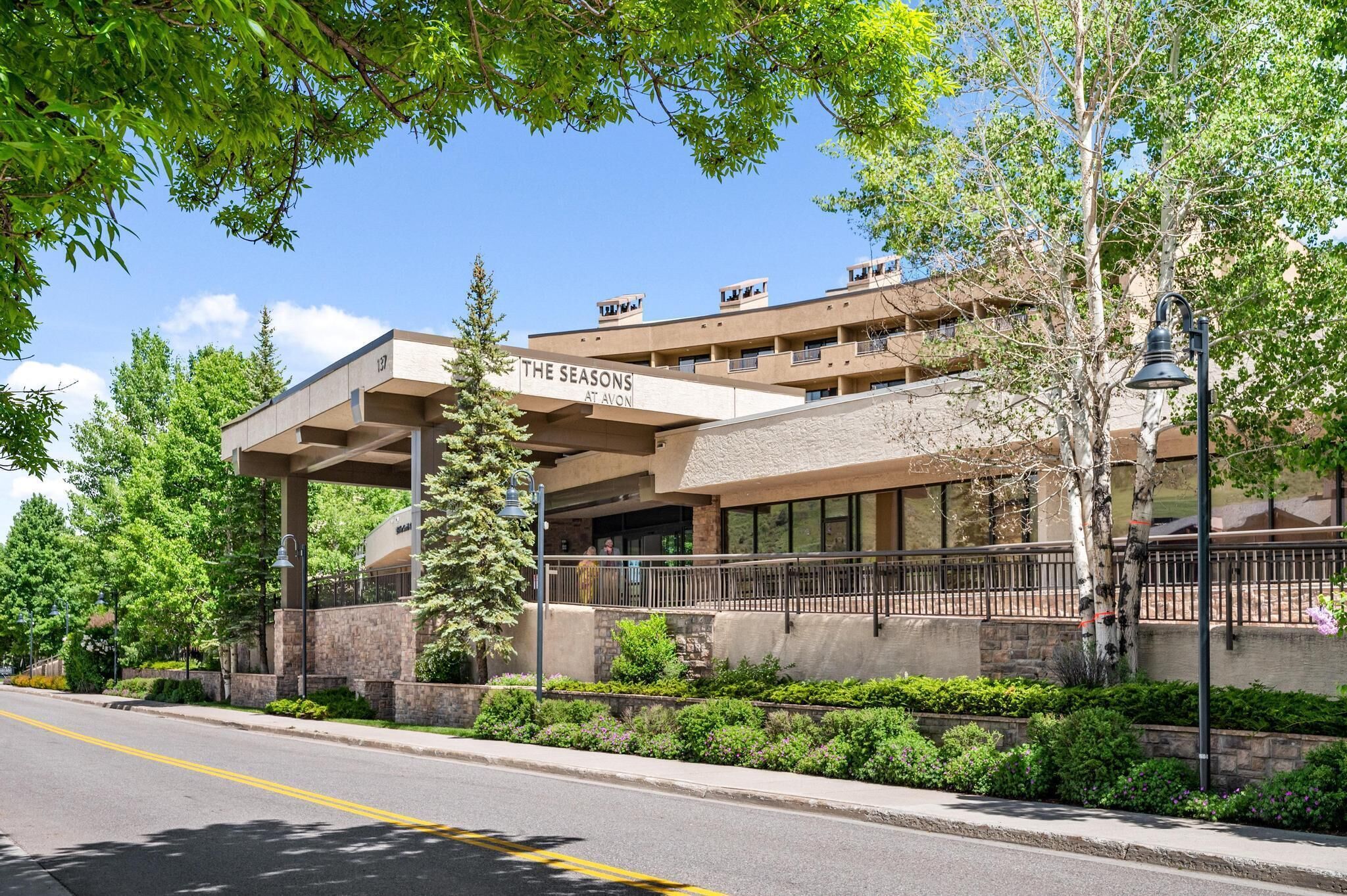 2Bd/2Ba Seasons Condo step 2Lift