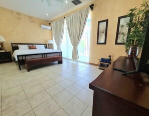 3 bedrooms, WiFi, bed sheets - Luxe Town Home with Private Pool (Jacó)