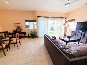 TV - Luxe Town Home with Private Pool (Jacó)