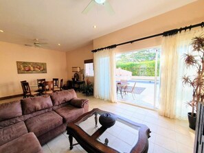 TV - Luxe Town Home with Private Pool (Jacó)