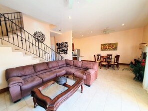 TV - Luxe Town Home with Private Pool (Jacó)