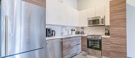 Refrigerador, microondas, horno y parrilla de estufa