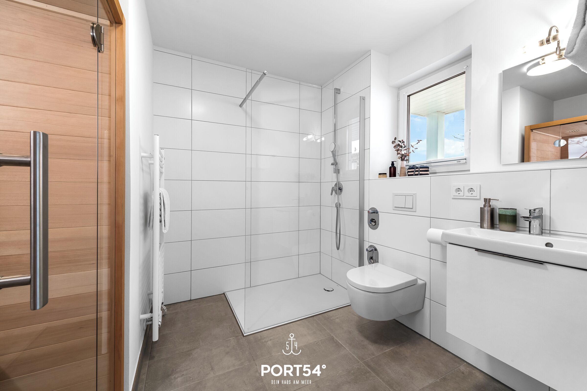 Un baño moderno con ducha, inodoro y lavabo.