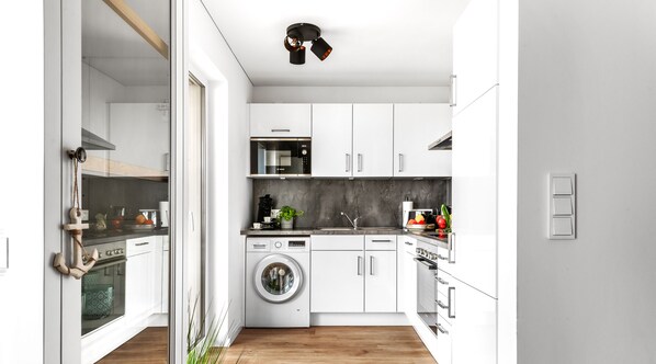 Køleskab, mikrobølgeovn, ovn, kogeplade