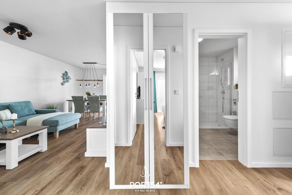 2 chambres, fer et planche à repasser, lit de bébé portatif