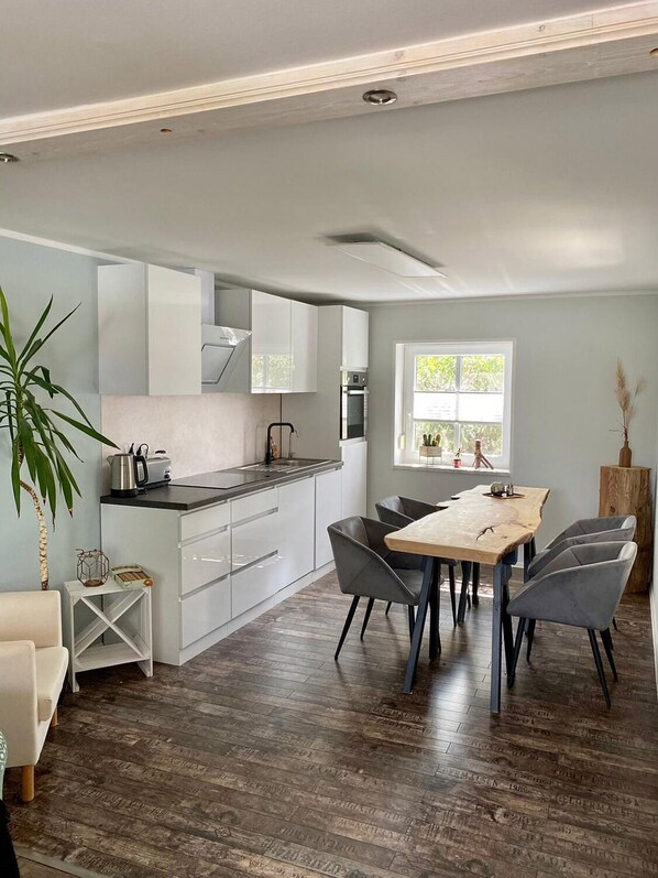 Fridge, oven, stovetop, dishwasher