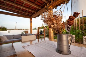Outdoor dining - The Indigo Windmill Retreat, Areia Branca (Lourinhã)