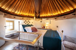 1 bedroom, desk, iron/ironing board, travel cot - The Indigo Windmill Retreat, Areia Branca (Lourinhã)