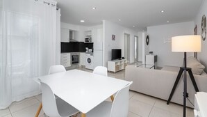 Eine moderne Wohnung mit Essbereich, Küche und Wohnzimmer.