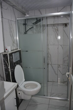 Basic Double Room | Bathroom | Towels - Konak Hotel (Konya)