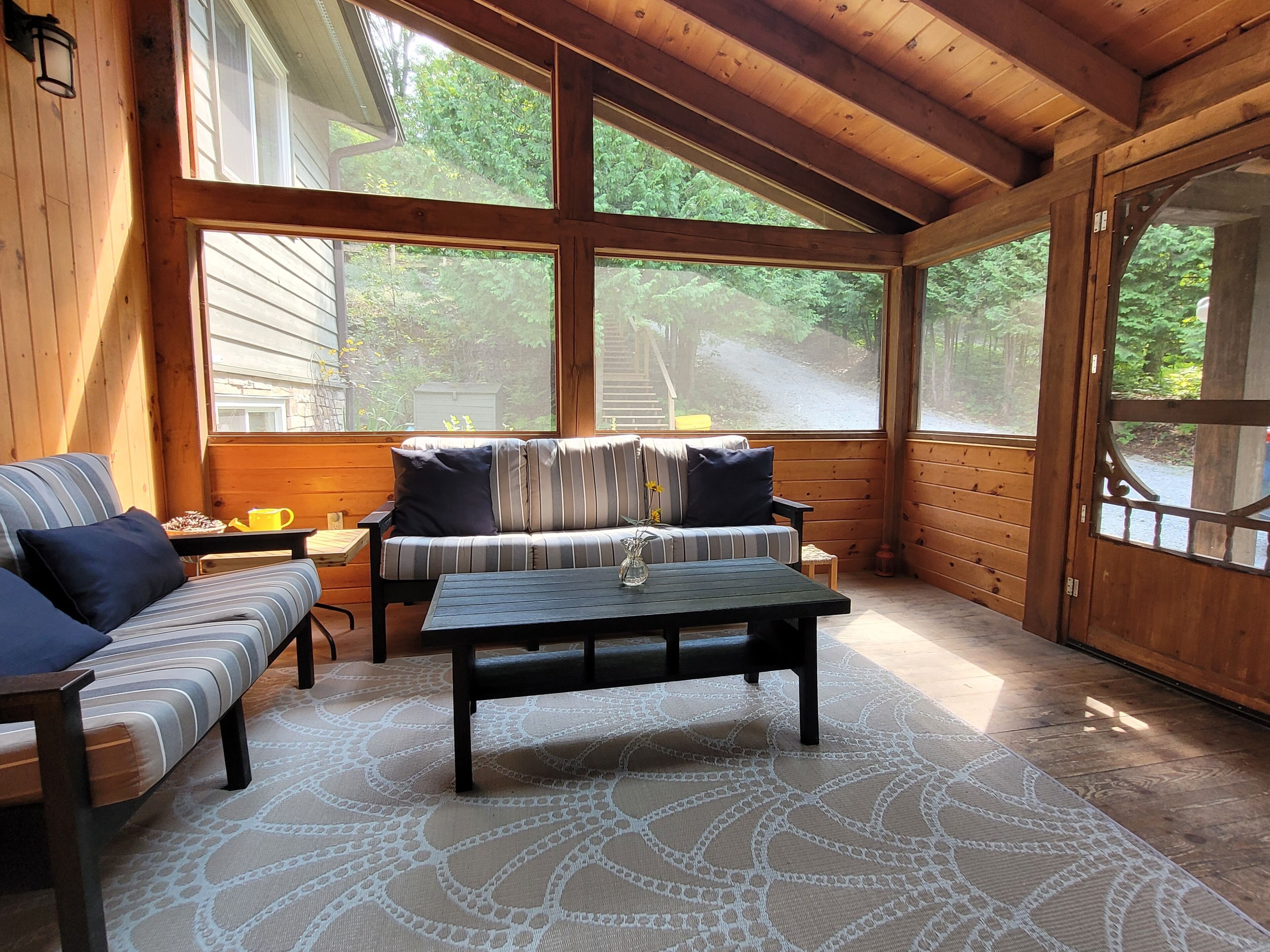 Highland Hideaway - Beautiful Lake Front Family Cottage