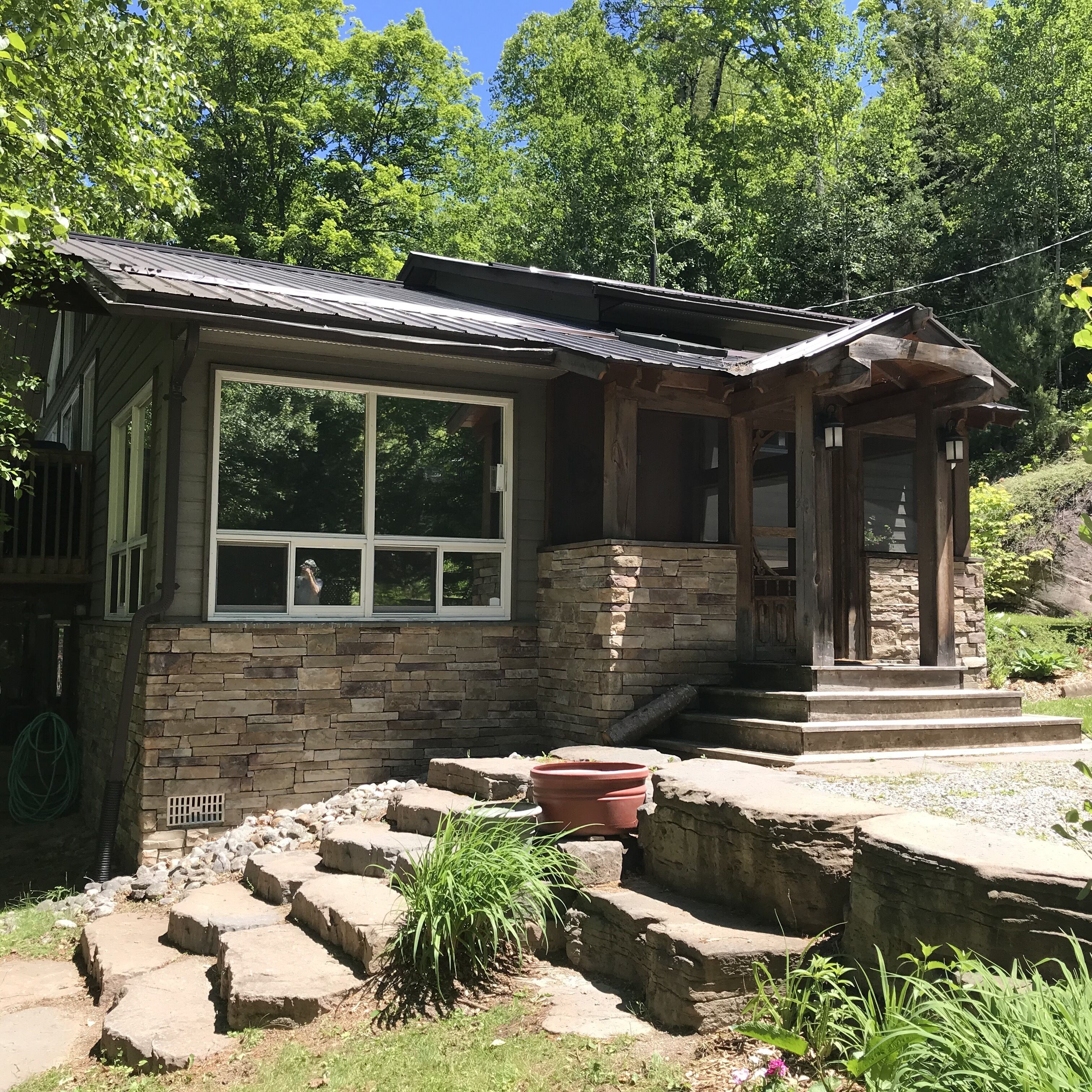 Highland Hideaway - Beautiful Lake Front Family Cottage