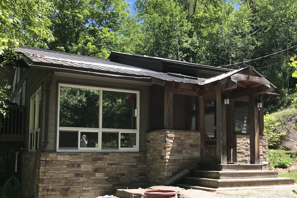 Highland Hideaway - Beautiful Lake Front Family Cottage