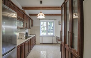 Een koelkast, een vaatwasser