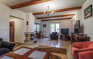 Una televisión, una chimenea