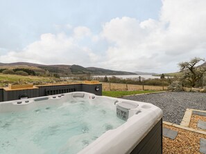 A hot tub with a view of a lake and hills. - Hen Dy Craig Yr Ronwy (Bala)