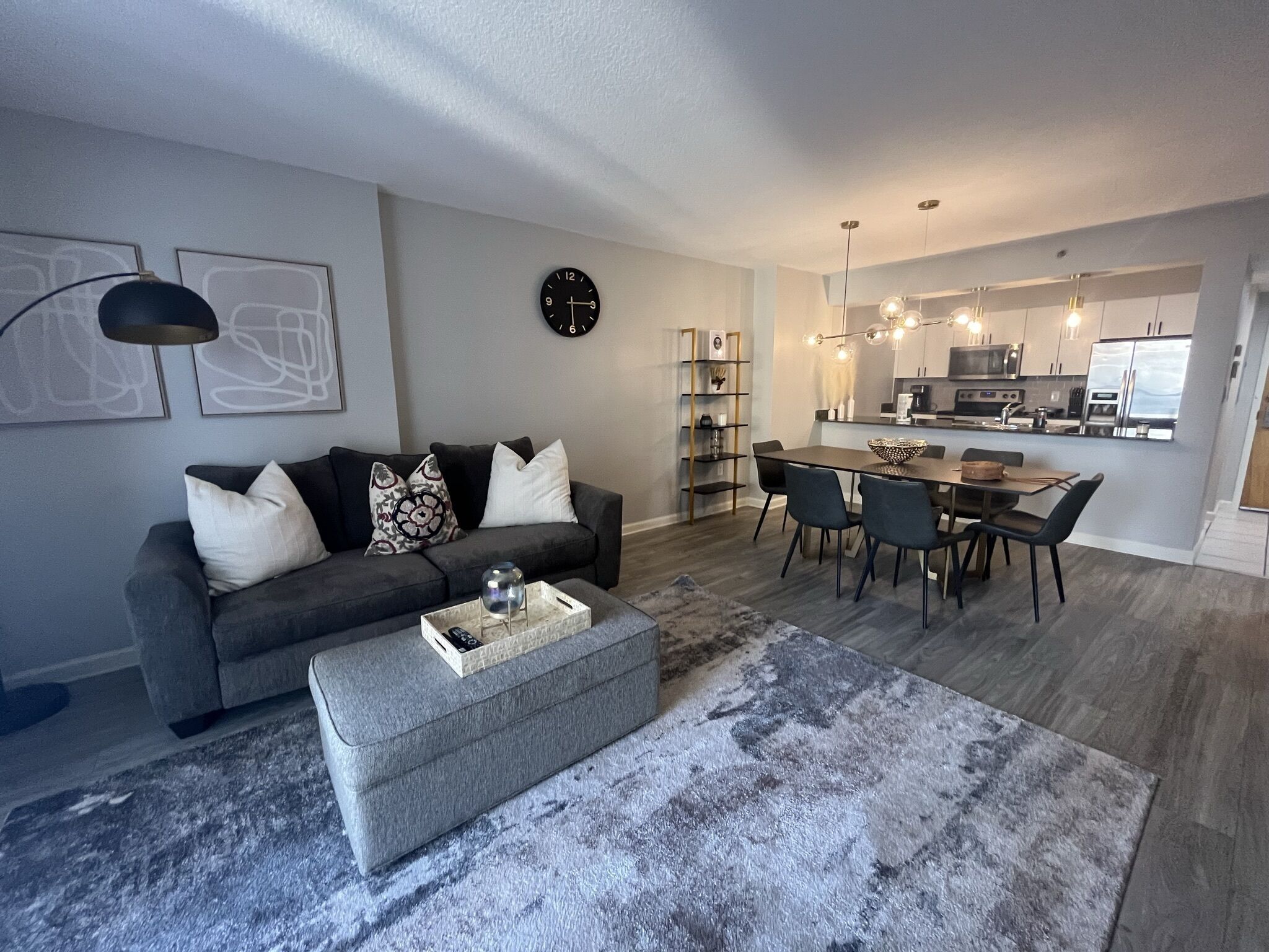 Luxurious and bright King Bed/ Pool/ FREE PARKING