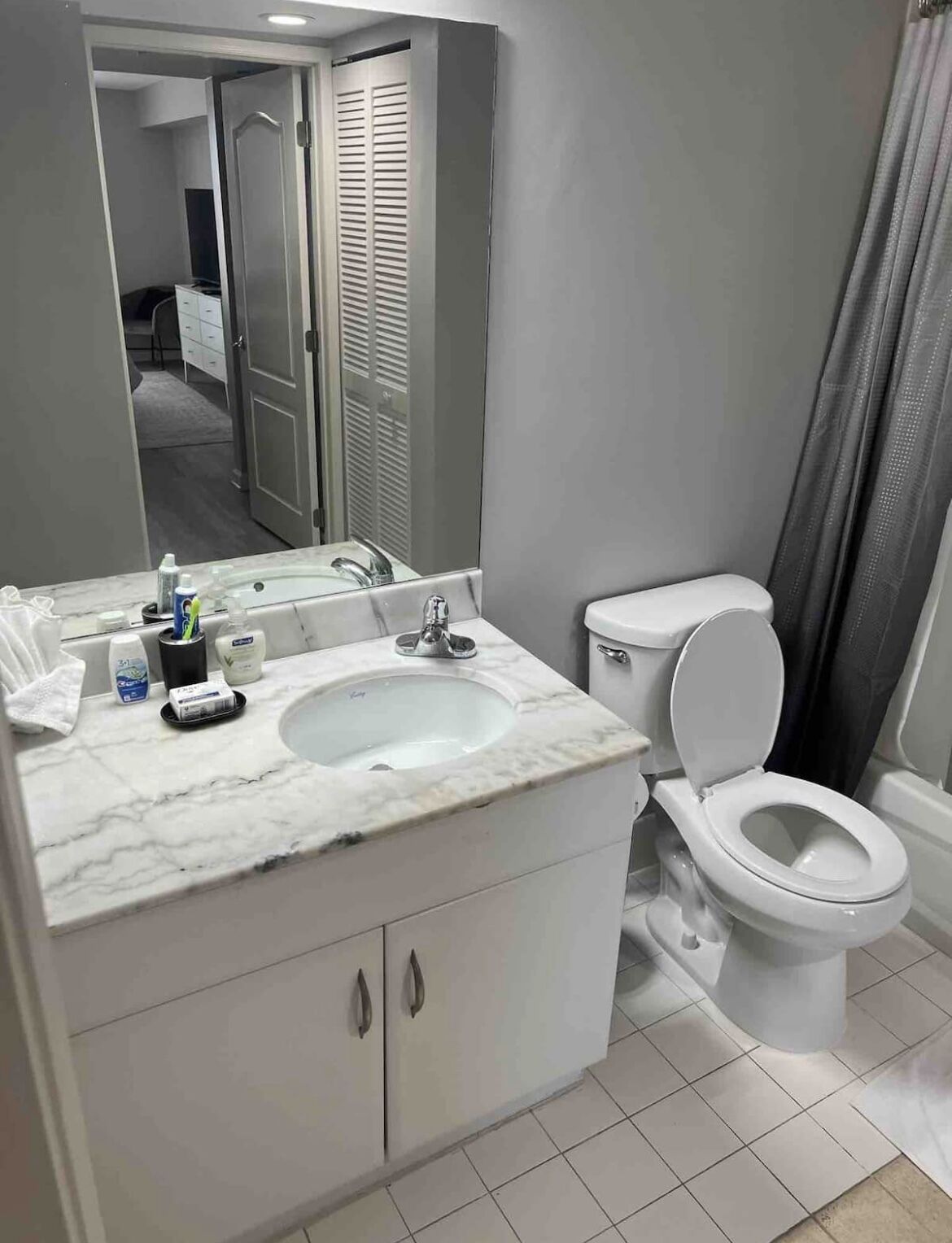 Luxurious and bright King Bed/ Pool/ FREE PARKING