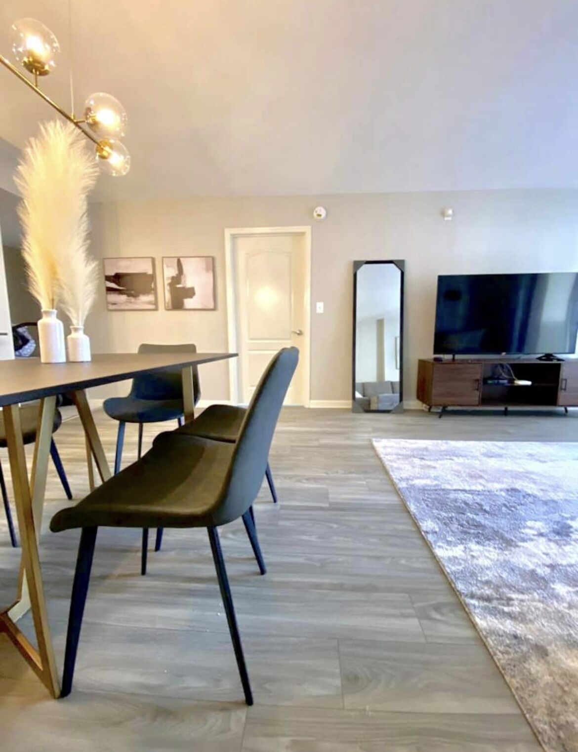 Luxurious and bright King Bed/ Pool/ FREE PARKING