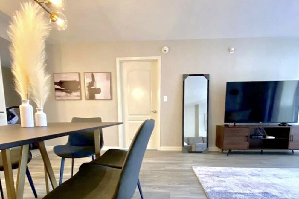 Luxurious and bright King Bed/ Pool/ FREE PARKING
