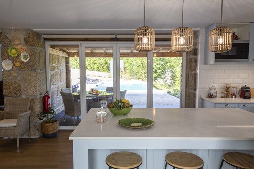 Charming Nature Retreat, Infinity Pool, Stunning Views - 35 minutes from Porto