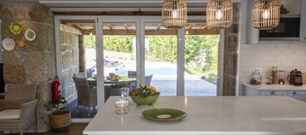 Charming Nature Retreat, Infinity Pool, Stunning Views - 35 minutes from Porto