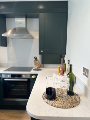 Fridge, oven, stovetop, dishwasher - Cosy Lake District Cottage (Staveley)