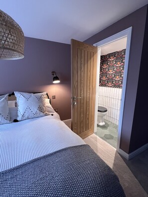 3 soverom, skrivebord, strykejern/-brett og reiseseng for barn