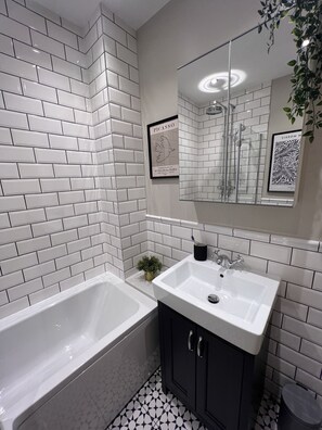 Towels, soap, toilet paper - Cosy Lake District Cottage (Staveley)