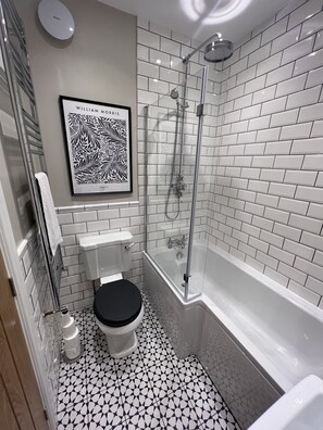 Serviettes fournies, savon, papier toilette