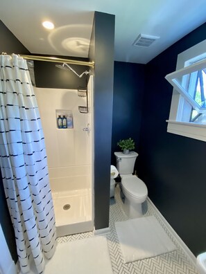 Dusche, Haartrockner, Handtücher, Seife