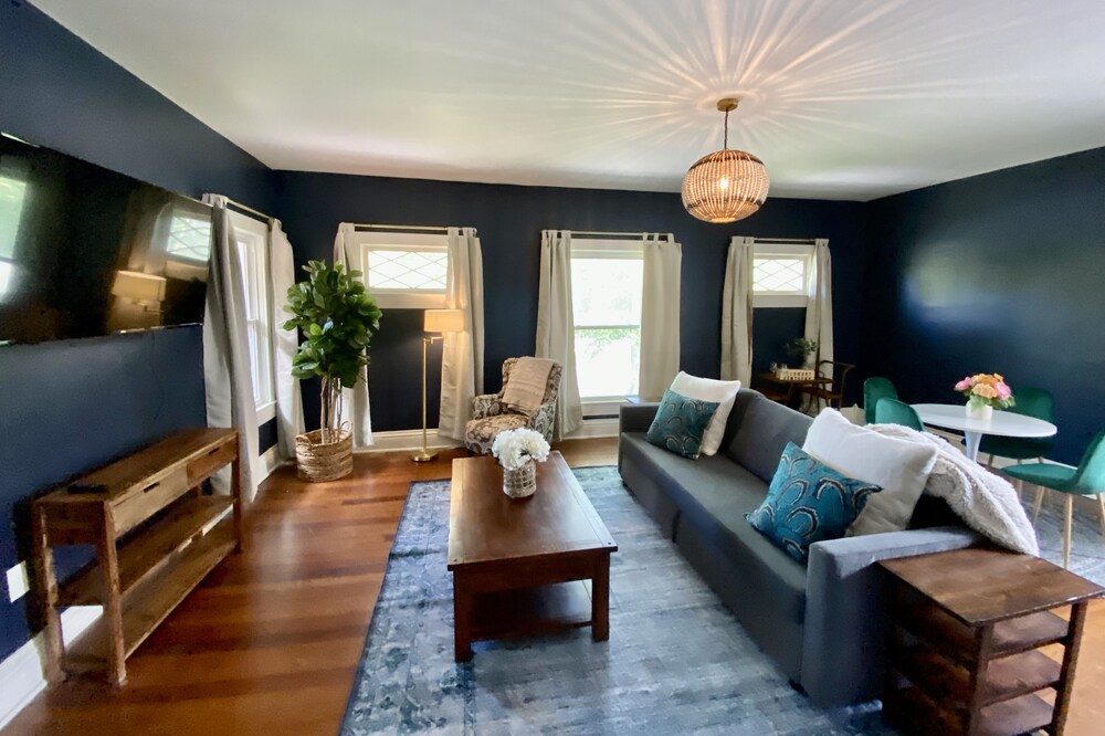 Central location! Historic neighborhood. Easy walk to shops and restaurants