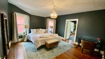 1 chambre, bureau, fer et planche à repasser, lit parapluie