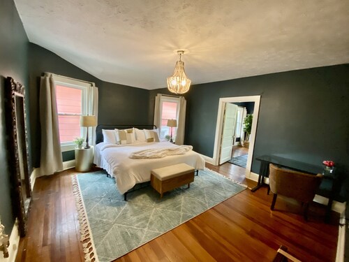 Central location! Historic neighborhood. Easy walk to shops and restaurants