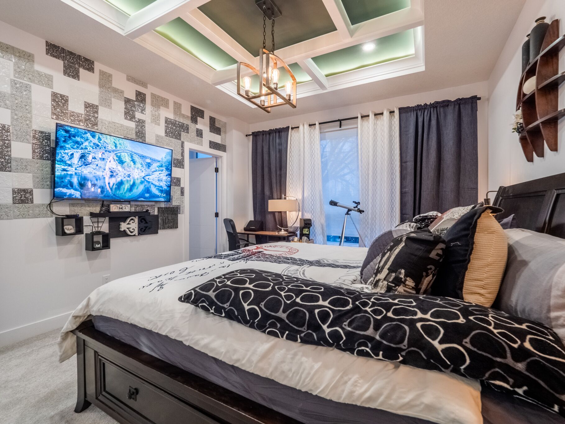 4 slaapkamers, een bureau, een strijkplank/strijkijzer, gratis wifi