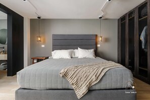 1 bedroom, desk, iron/ironing board, WiFi