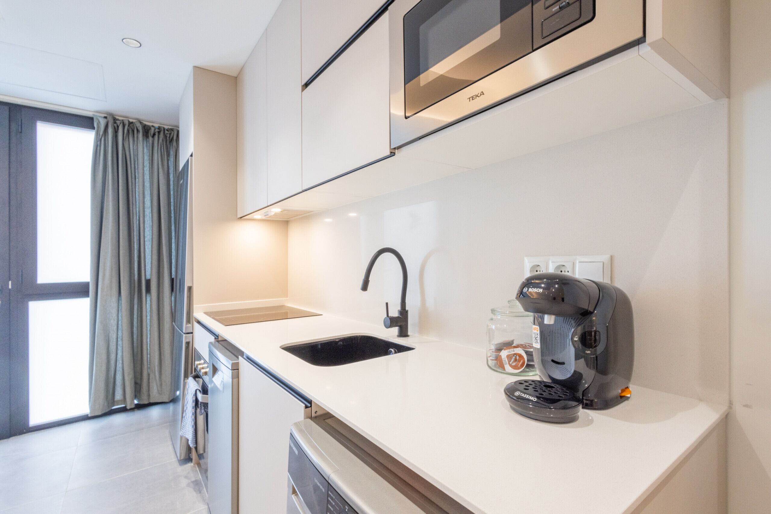 Een koelkast, een microgolfoven, een oven, een vaatwasser