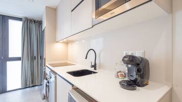 Een koelkast, een microgolfoven, een oven, een vaatwasser