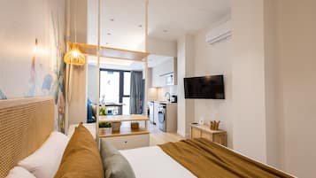 Tabla de planchar con plancha, wifi gratis y ropa de cama