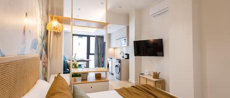 Tabla de planchar con plancha, wifi gratis y ropa de cama