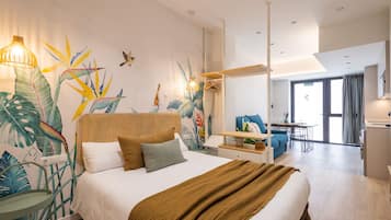 Tabla de planchar con plancha, wifi gratis y ropa de cama